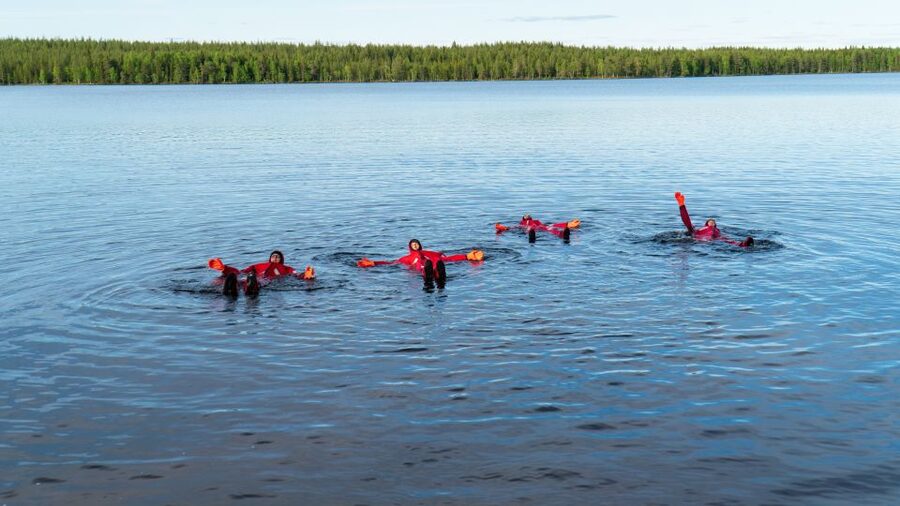 From Rovaniemi: Midnight Sun Forest Lake Float - Blueberry juice and gingerbread by the shore