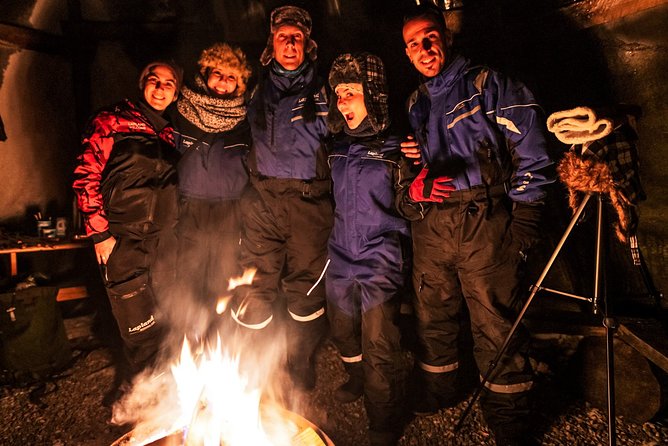 Private Aurora Tour (5 or more) by Aurora Experts - Rovaniemi - Fire, barbecue, and hot blueberry juice
