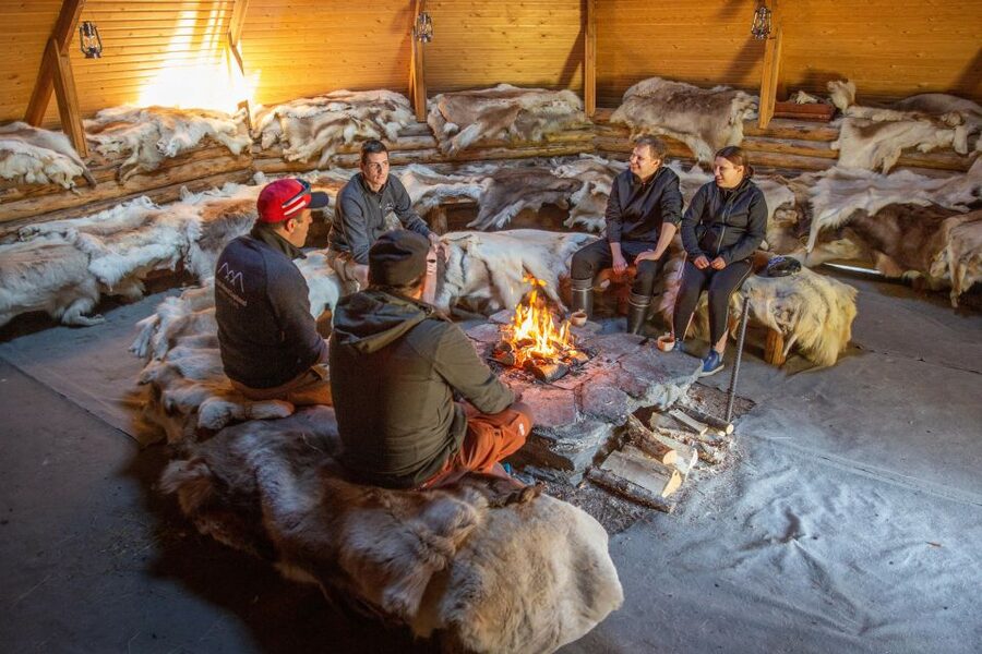 Rovaniemi: Authentic Reindeer Farm & Canoeing - Learning the basics before taking a canoe onto the lake