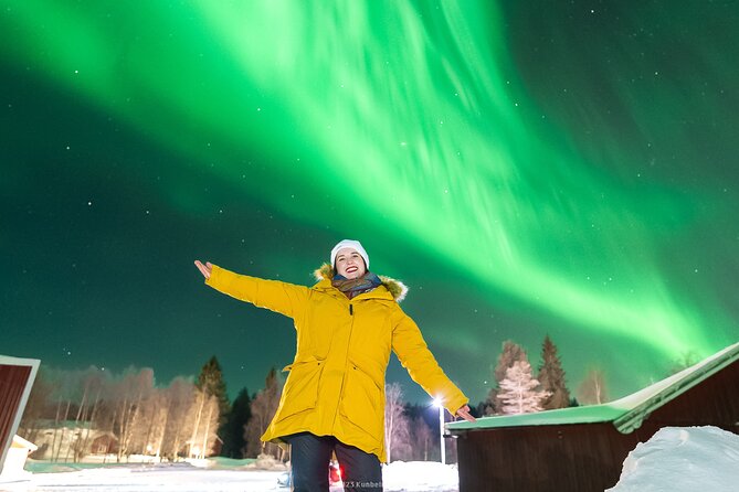 Rovaniemi: Genuine Aurora Hunting with Unlimited Pro Photos - Hot berry juice, cookies, and the small comforts