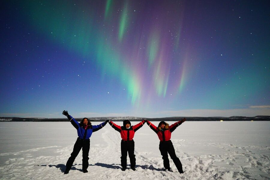 Rovaniemi: Hunting Northern Lights Bus Tour - What the guide adds to the night