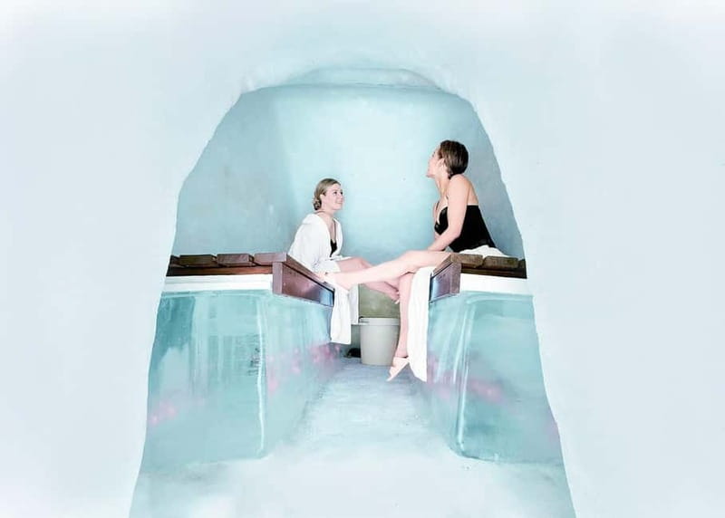 Rovaniemi: Ice Restaurant Dinner with Snow Sauna & jacuzzi - The 16:10 to 16:50 pickup window