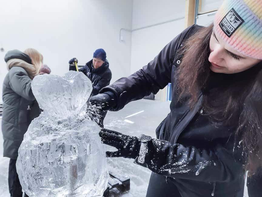 Rovaniemi: Ice sculpting experience - The one-hour transfer from Rovaniemi
