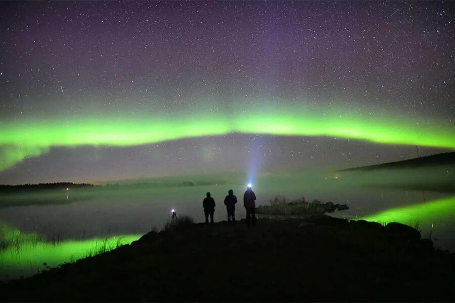 Rovaniemi: Lapland Northern Lights Tour with BBQ - Waiting for the aurora