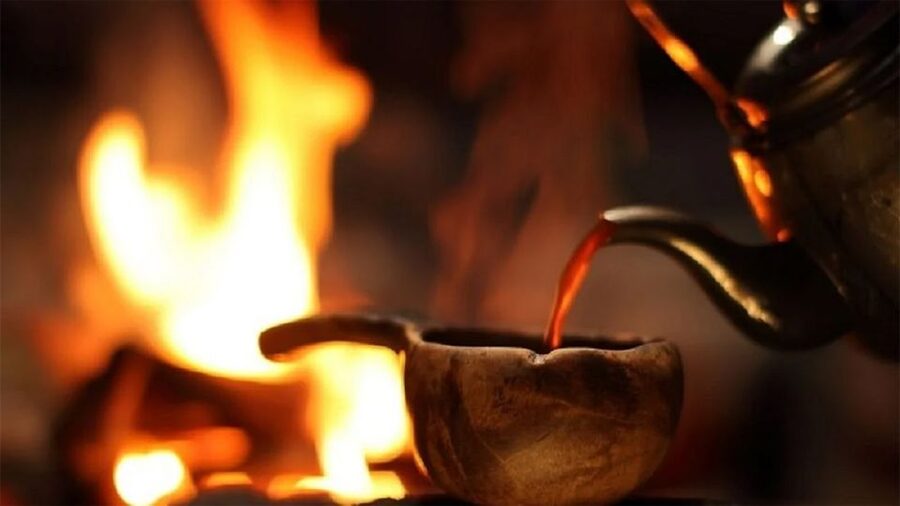 Rovaniemi: Lapland Northern Lights Tour with BBQ - The campfire shelter and the Lappish meal