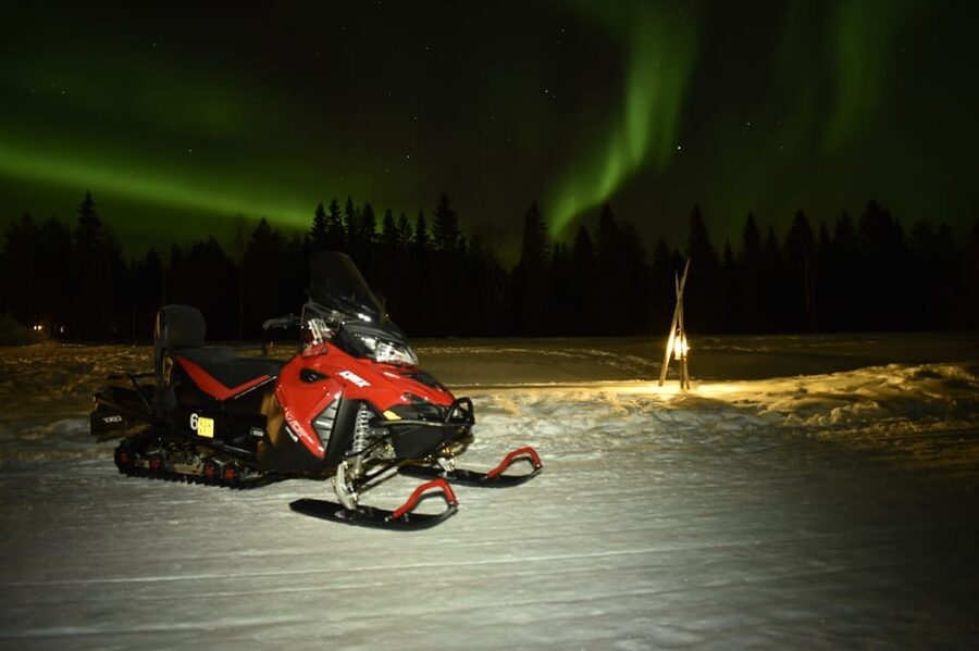 Rovaniemi: Night Snowmobile Tour - From Rovaniemi pickup to Apukka Resort