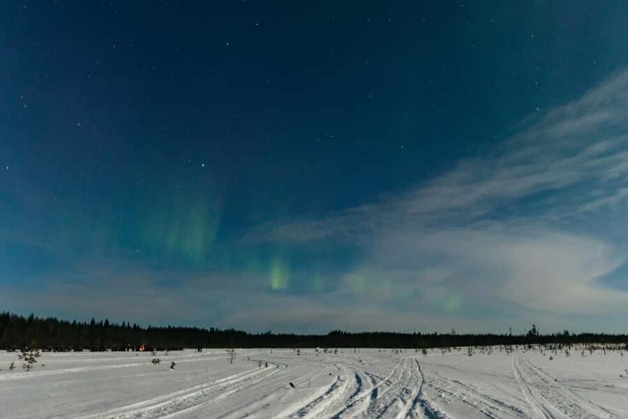 Rovaniemi: Northern Lights Family-Friendly Snowmobile Safari - A warm pause in the Lapland night