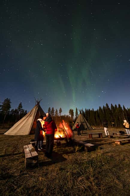 Rovaniemi: Northern Lights Photography Tour & BBQ - Waiting beside the fire