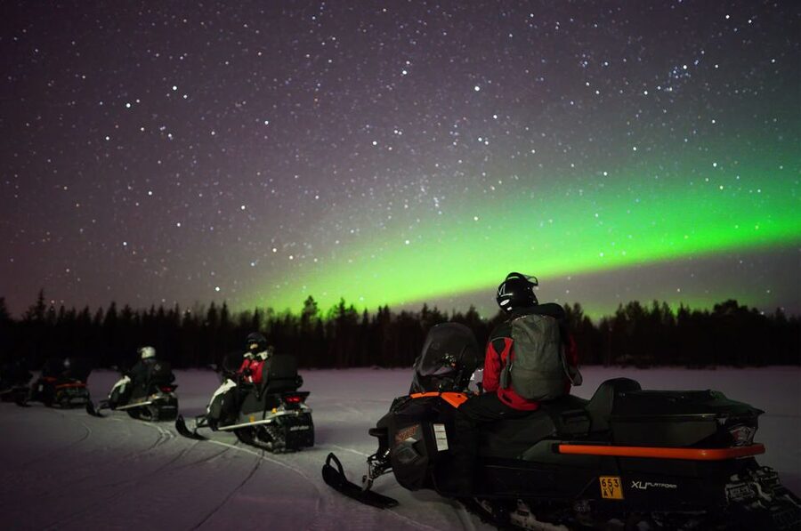Rovaniemi: Northern Lights Snowmobile Hunt - Winter clothes, hot juice, and the waiting time