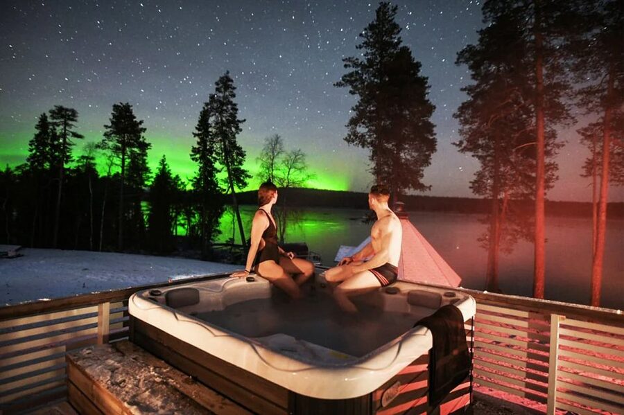 Rovaniemi: Northern Lights Trip with Arctic Sauna & Jacuzzi - A Finnish sauna beside a frozen lake