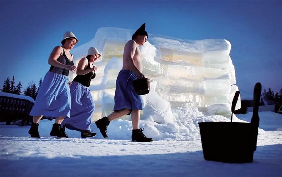 Rovaniemi: Northern Lights Trip with Arctic Sauna & Jacuzzi - Waiting for the Northern Lights from the water