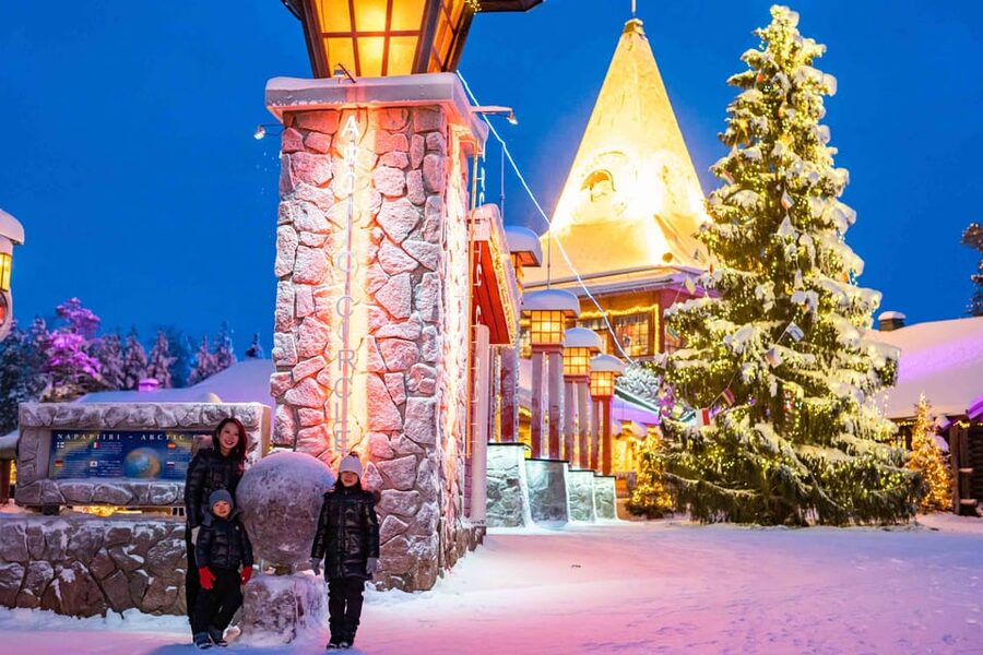 Rovaniemi: Private Pro Photoshoot in Santa Claus Village - Booking details that matter