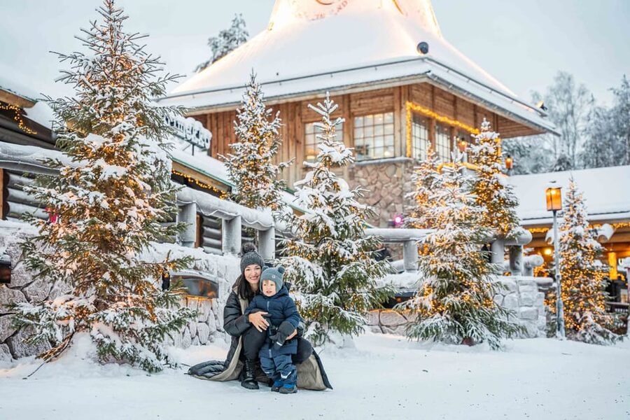 Rovaniemi: Private Pro Photoshoot in Santa Claus Village - Choosing between returning and staying