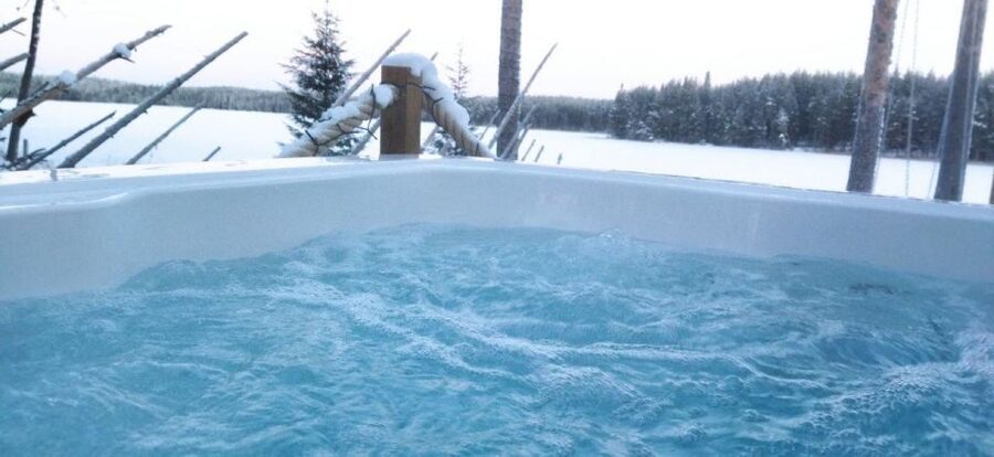 Rovaniemi: Private Sauna, Jacuzzi and Dinner - The chance of seeing northern lights