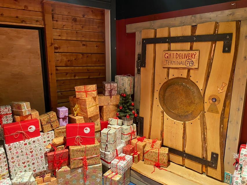 Rovaniemi: Santa Claus Village and Husky sledge/guided tour - Cross the Arctic Circle and send a postcard