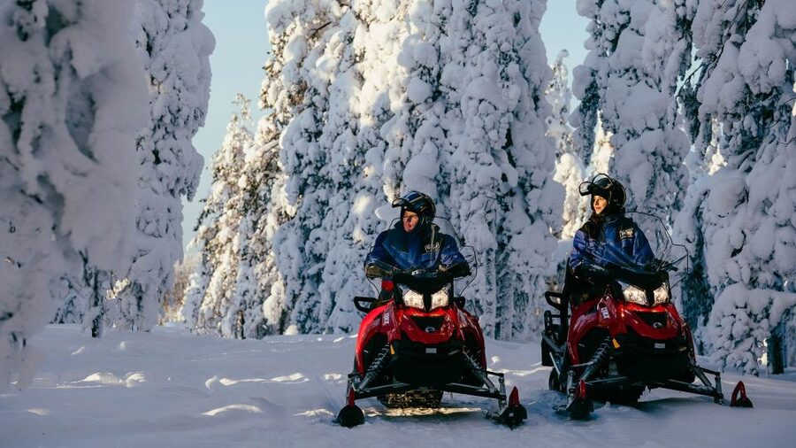 Rovaniemi: Snowmobile Adventure Tour for Adults Only - Guides and group size