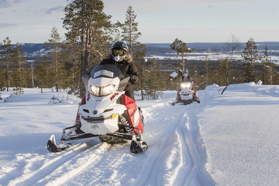 Rovaniemi: Snowmobile Sprint Safari - Getting ready to drive a snowmobile