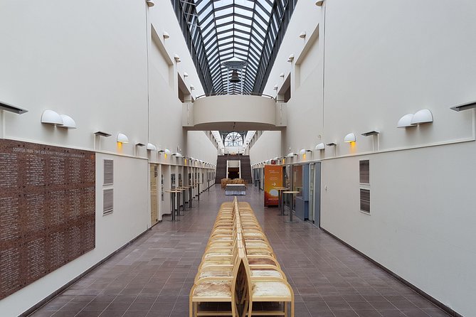 Rovaniemi walking tour and guided Arktikum experience - A quick look inside Sampokeskus
