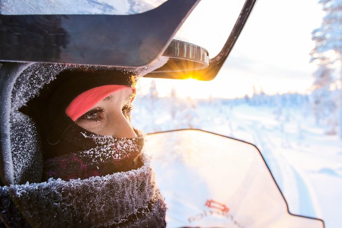 Snowmobiling Quick Spin - 2 h snowmobile experience in Rovaniemi - Getting dressed at Safartica