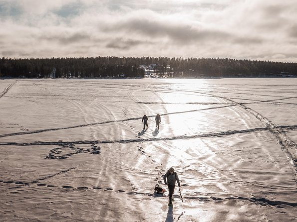 Snowshoeing and Ice Fishing Tour - Waiting beside the fire