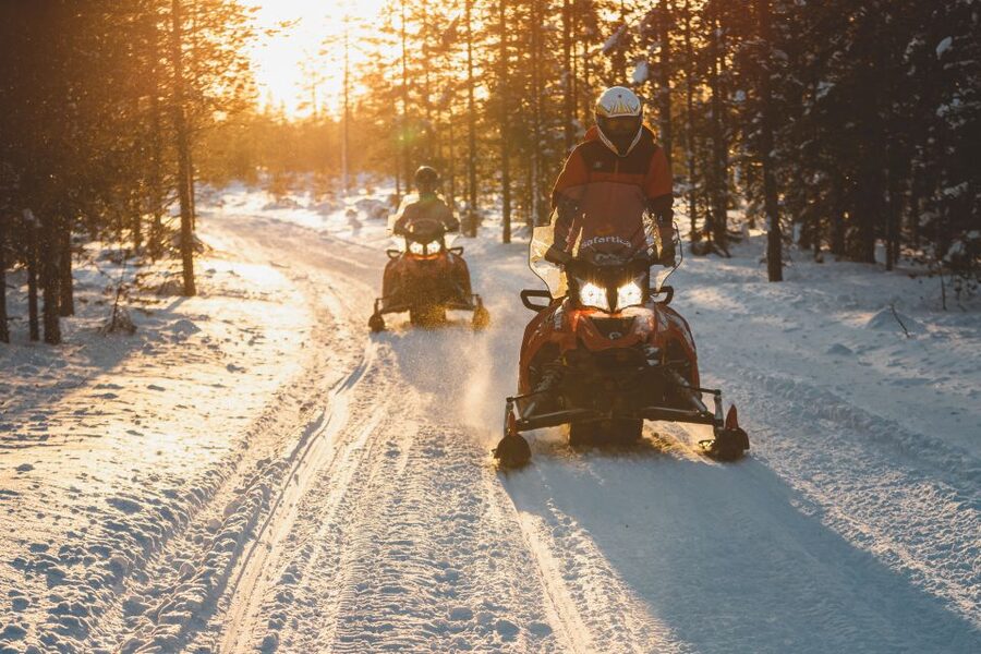 Ylläs: Snowmobile Tour to Arctic Snow Village & Snack - Riding 25 Kilometers Through the Lappish Wilderness